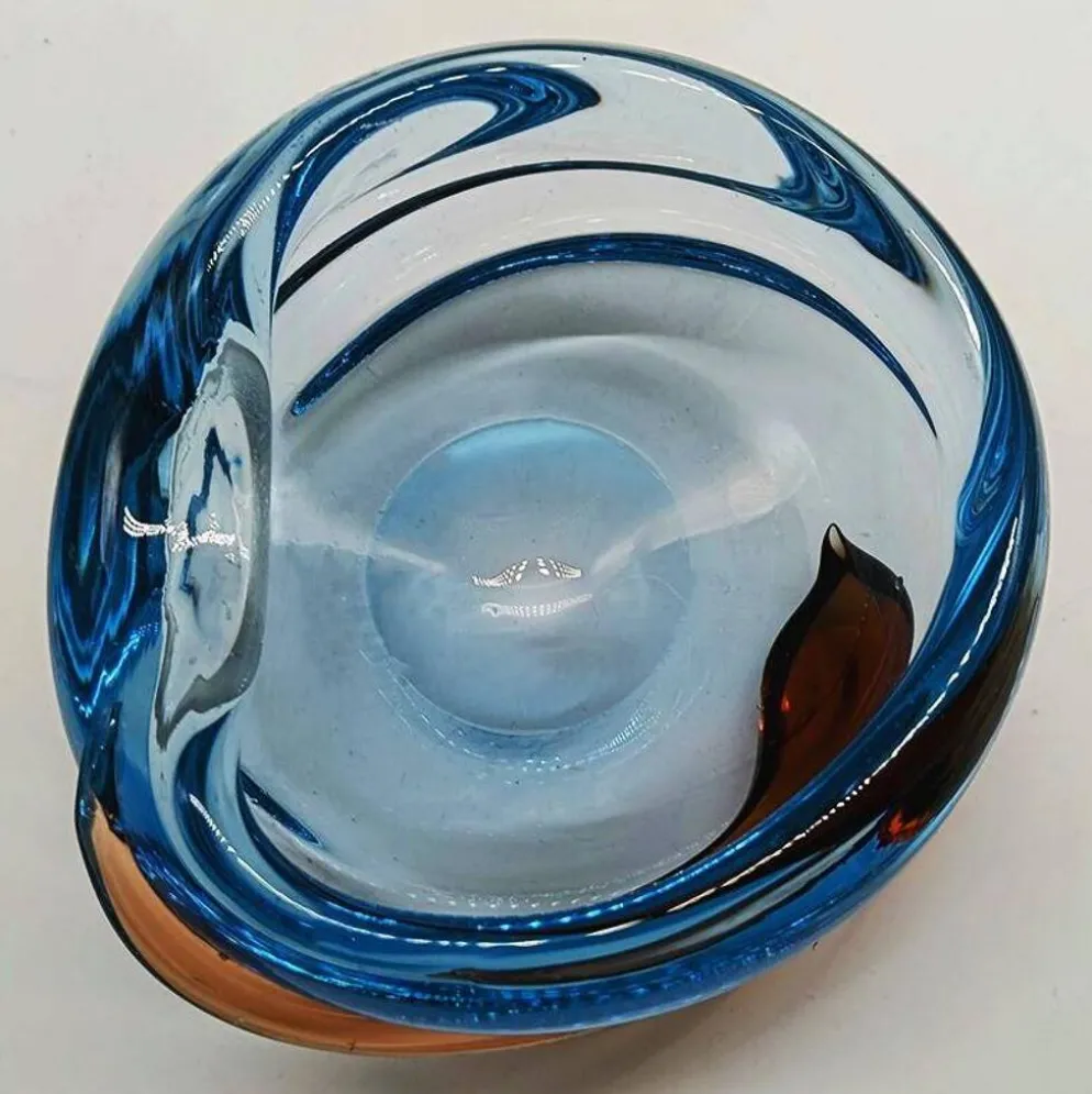 Cendrier ou vide-poches des années 1960 en verre soufflé et fait main de Murano. Fabriqué en Italie.