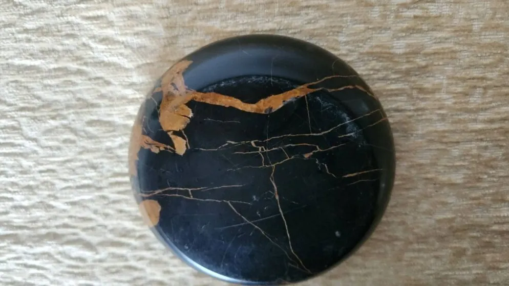 Cendrier rond vintage en marbre italien Portor noir et doré