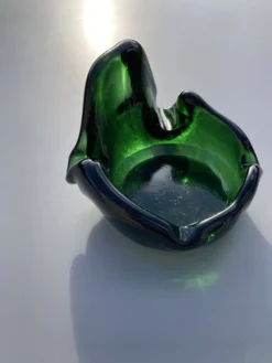 Cendrier sculptural en verre vert émeraude