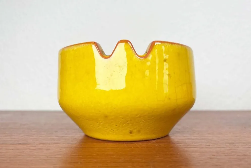 Cendriers en céramique rouge et jaune de style Mid-Century Modern, époque spatiale allemande, années 1960, ensemble de 2.