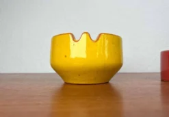 Cendriers en céramique rouge et jaune de style Mid-Century Modern, époque spatiale allemande, années 1960, ensemble de 2.