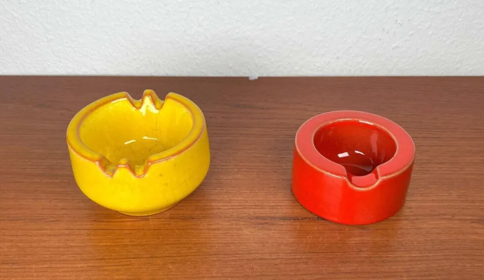 Cendriers en céramique rouge et jaune de style Mid-Century Modern, époque spatiale allemande, années 1960, ensemble de 2.