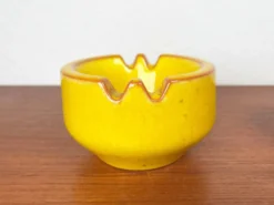 Cendriers en céramique rouge et jaune de style Mid-Century Modern, époque spatiale allemande, années 1960, ensemble de 2.