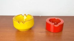 Cendriers en céramique rouge et jaune de style Mid-Century Modern, époque spatiale allemande, années 1960, ensemble de 2.