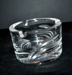 Cendrier vintage en cristal taillé signé Carabin 1989