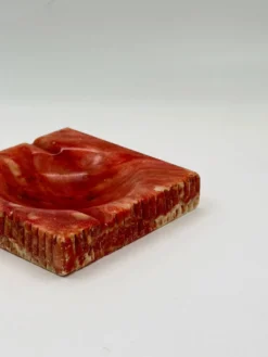 Cendrier vintage en pierre rouge sculptée à la main, bords ciselés
