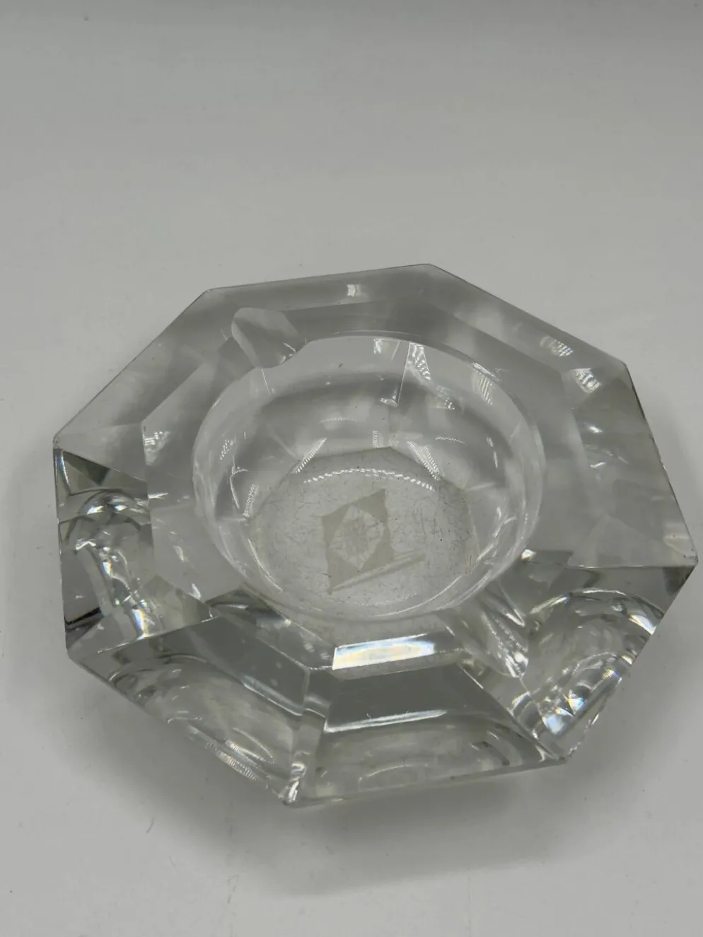 Cendrier vintage en verre cristal taillé à motif diamant, forme allongée