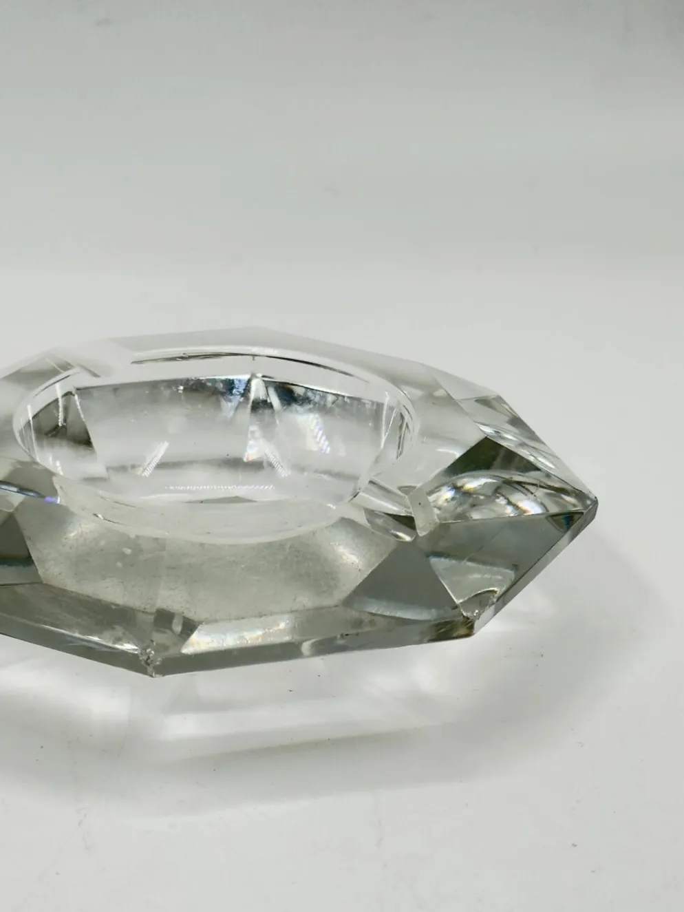Cendrier vintage en verre cristal taillé à motif diamant, forme allongée