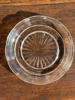 Cendrier vintage en verre moulé en forme de fleur D14 H2,5