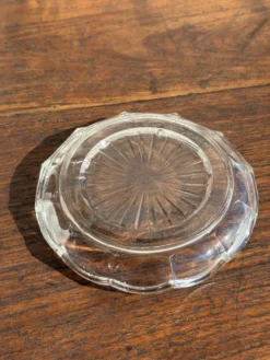 Cendrier vintage en verre moulé en forme de fleur D14 H2,5