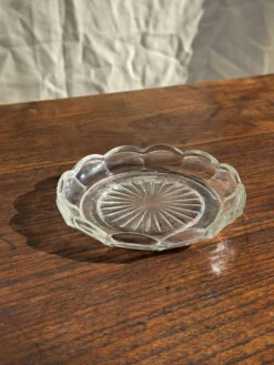 Cendrier vintage en verre moulé en forme de fleur D14 H2,5