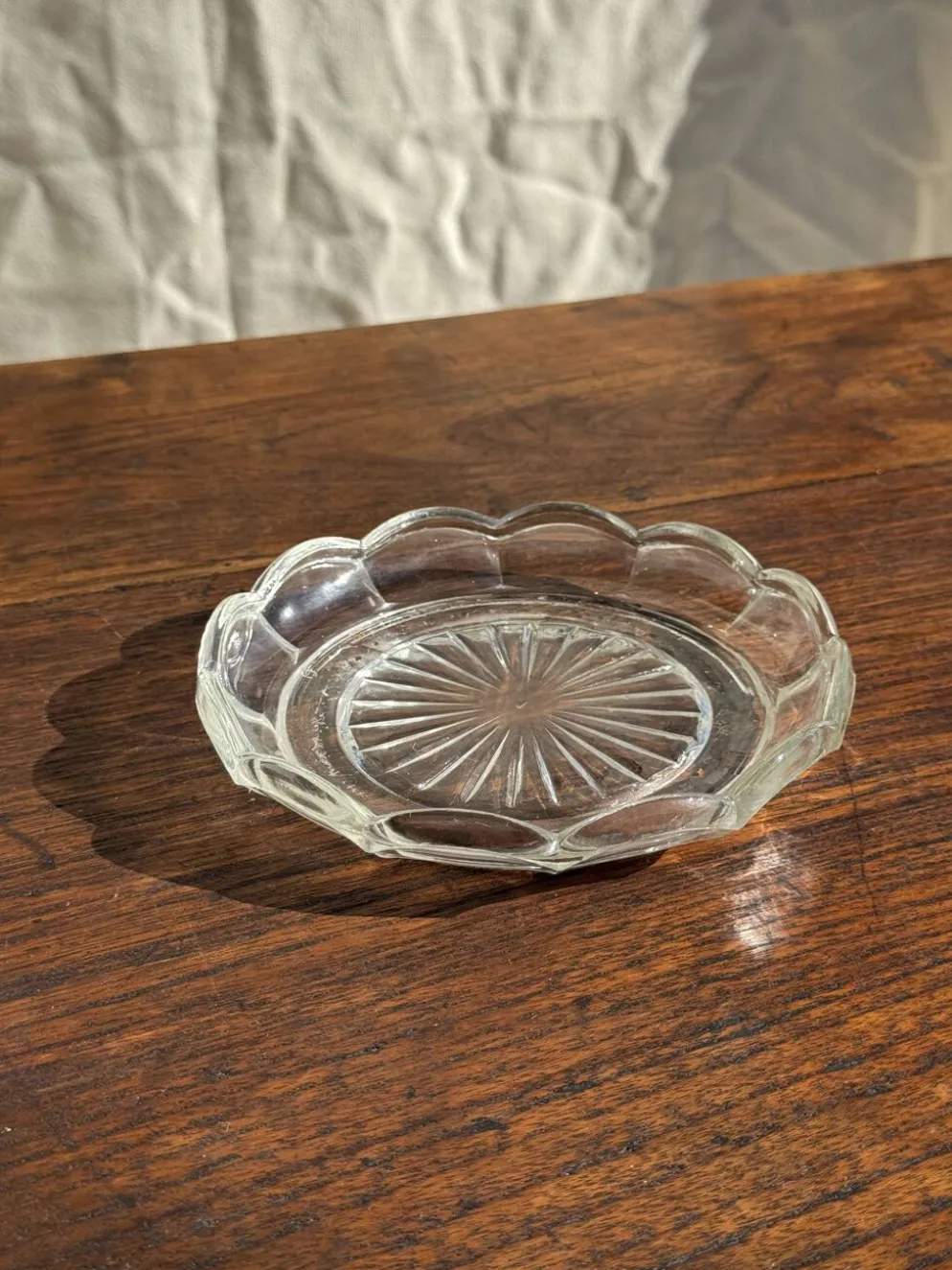 Cendrier vintage en verre moulé en forme de fleur D14 H2,5