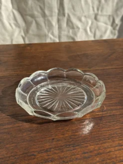 Cendrier vintage en verre moulé en forme de fleur D14 H2,5
