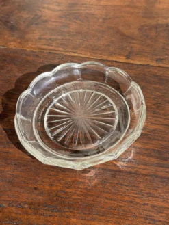 Cendrier vintage en verre moulé en forme de fleur D14 H2,5