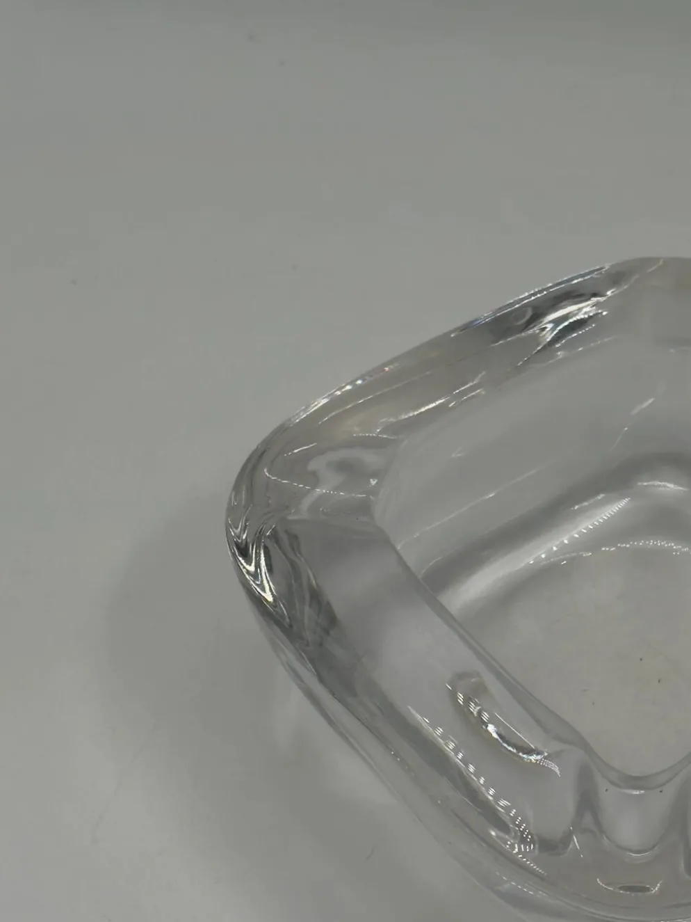 Cendrier vintage en verre épais transparent, forme carrée aux angles arrondis