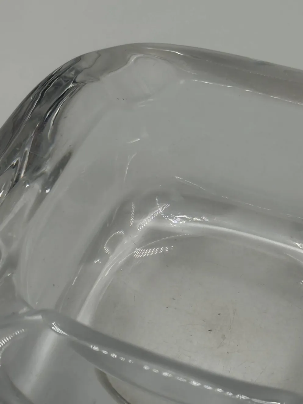 Cendrier vintage en verre épais transparent, forme carrée aux angles arrondis
