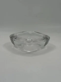 Cendrier vintage en verre épais transparent, forme carrée aux angles arrondis