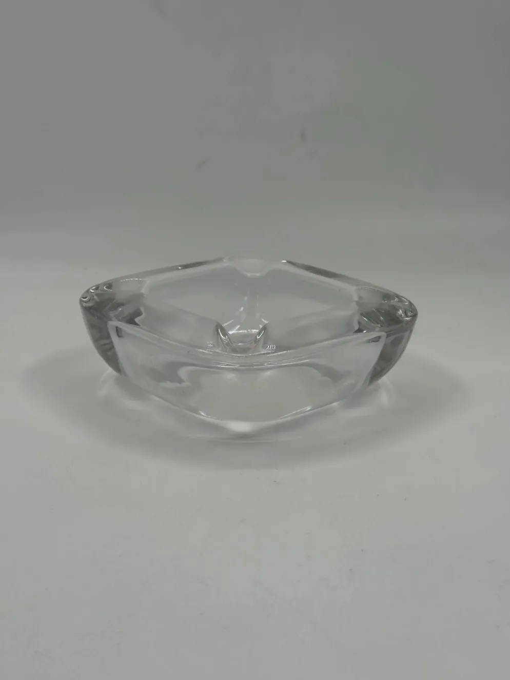 Cendrier vintage en verre épais transparent, forme carrée aux angles arrondis