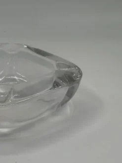Cendrier vintage en verre épais transparent, forme carrée aux angles arrondis