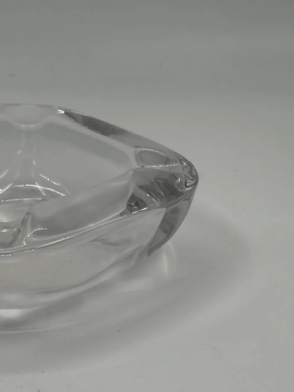 Cendrier vintage en verre épais transparent, forme carrée aux angles arrondis