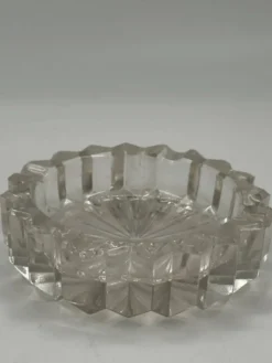 Cendrier vintage en verre pressé à facettes avec base en soleil
