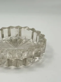 Cendrier vintage en verre pressé à facettes avec base en soleil