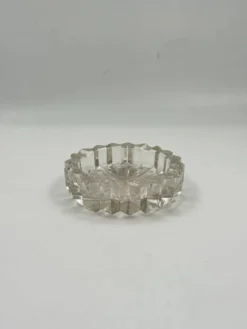 Cendrier vintage en verre pressé à facettes avec base en soleil