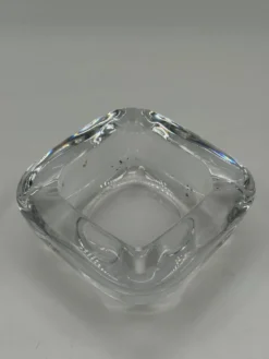 Cendrier vintage en verre pressé à coins facettés, forme carrée