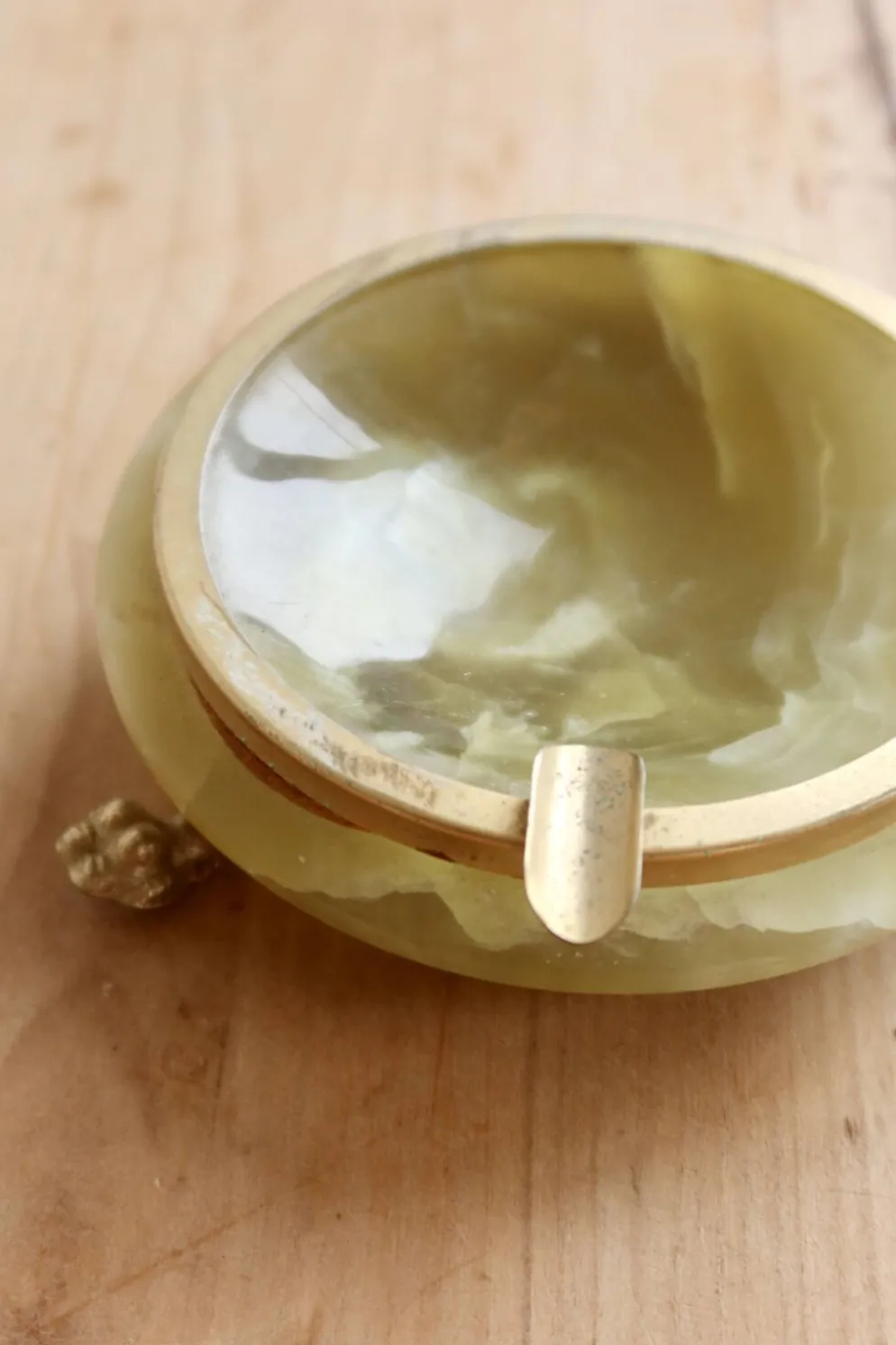 Cendrier vintage pierre verte façon onyx – Monture en métal doré et pieds g