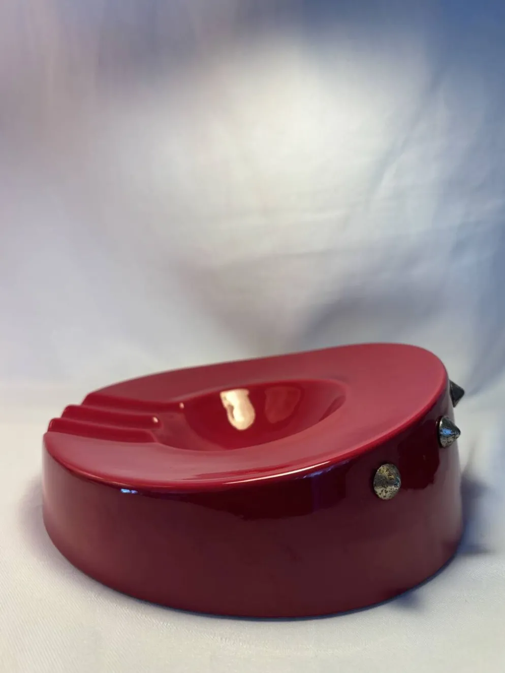 Cendrier vintage rouge laqué à clous métalliques – pièce design et déc