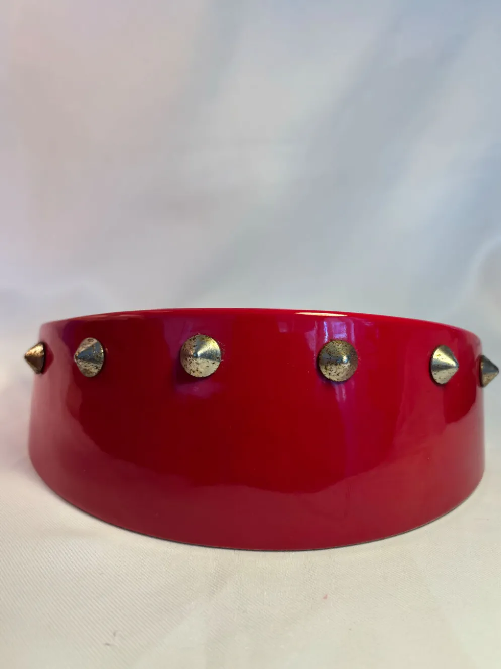 Cendrier vintage rouge laqué à clous métalliques – pièce design et déc