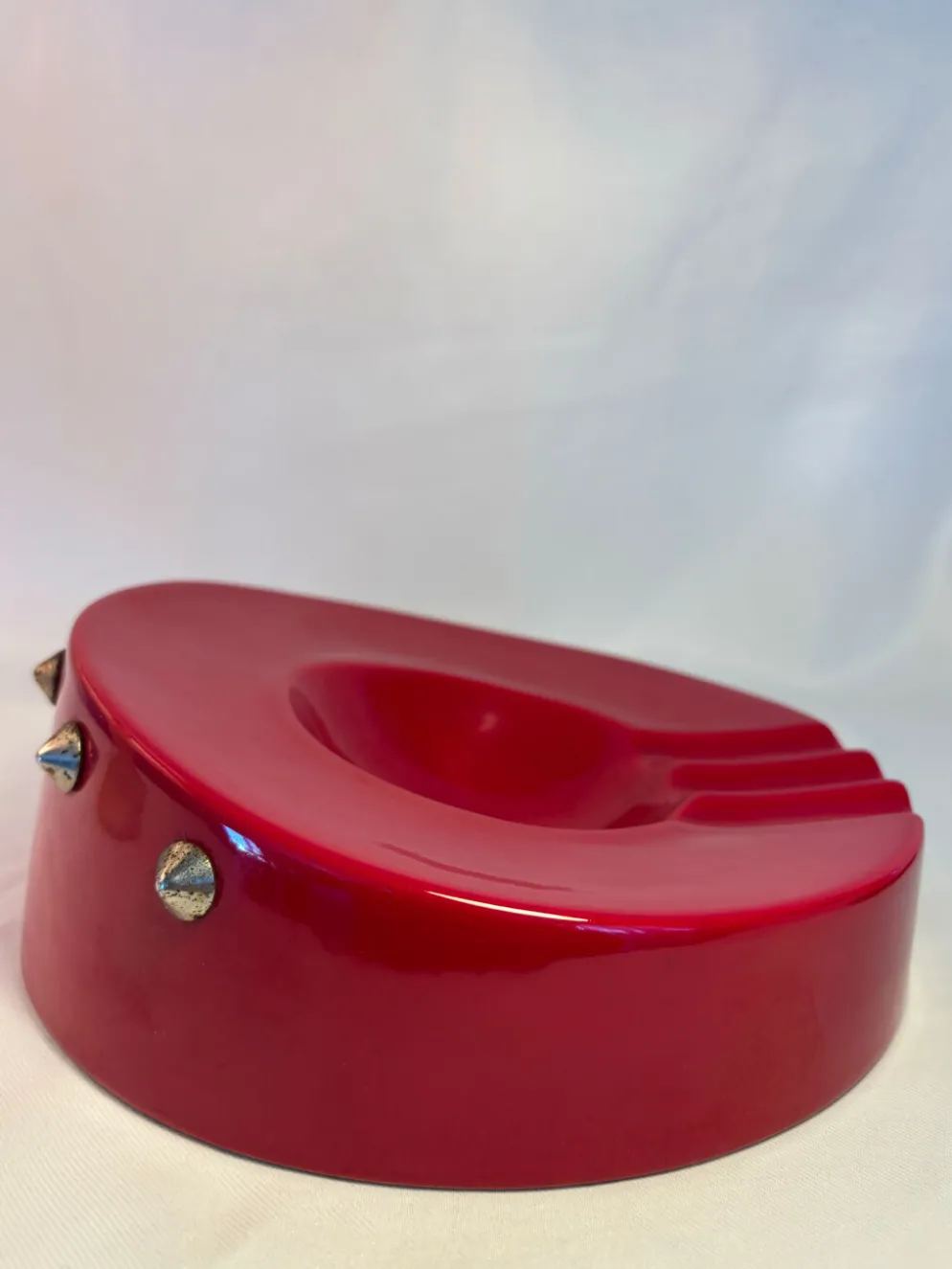 Cendrier vintage rouge laqué à clous métalliques – pièce design et déc