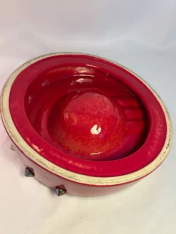Cendrier vintage rouge laqué à clous métalliques – pièce design et déc