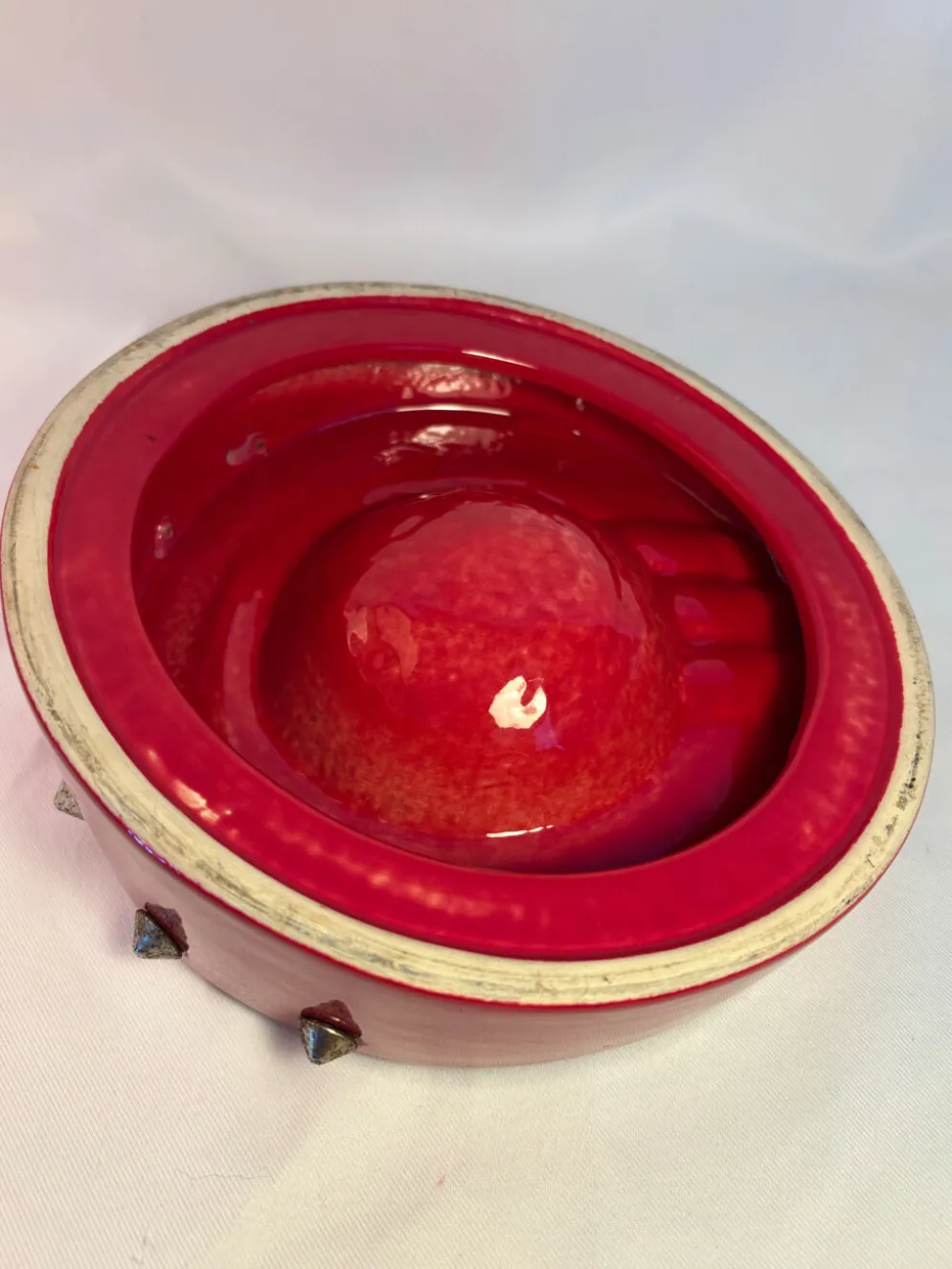 Cendrier vintage rouge laqué à clous métalliques – pièce design et déc