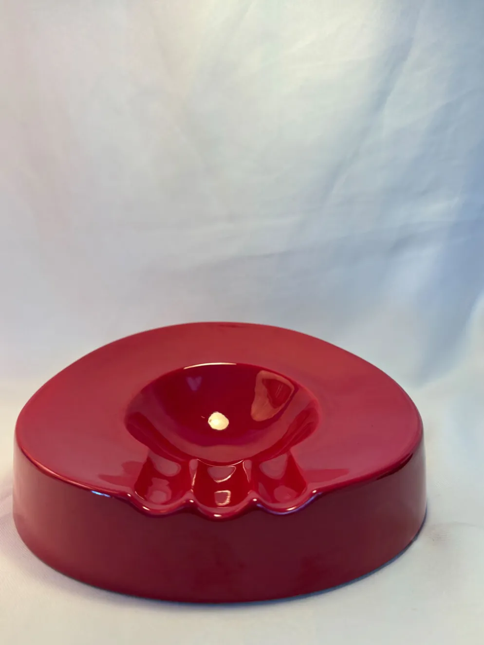 Cendrier vintage rouge laqué à clous métalliques – pièce design et déc