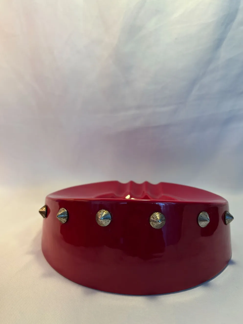 Cendrier vintage rouge laqué à clous métalliques – pièce design et déc
