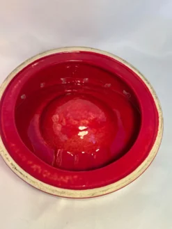 Cendrier vintage rouge laqué à clous métalliques – pièce design et déc