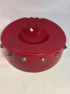 Cendrier vintage rouge laqué à clous métalliques – pièce design et déc