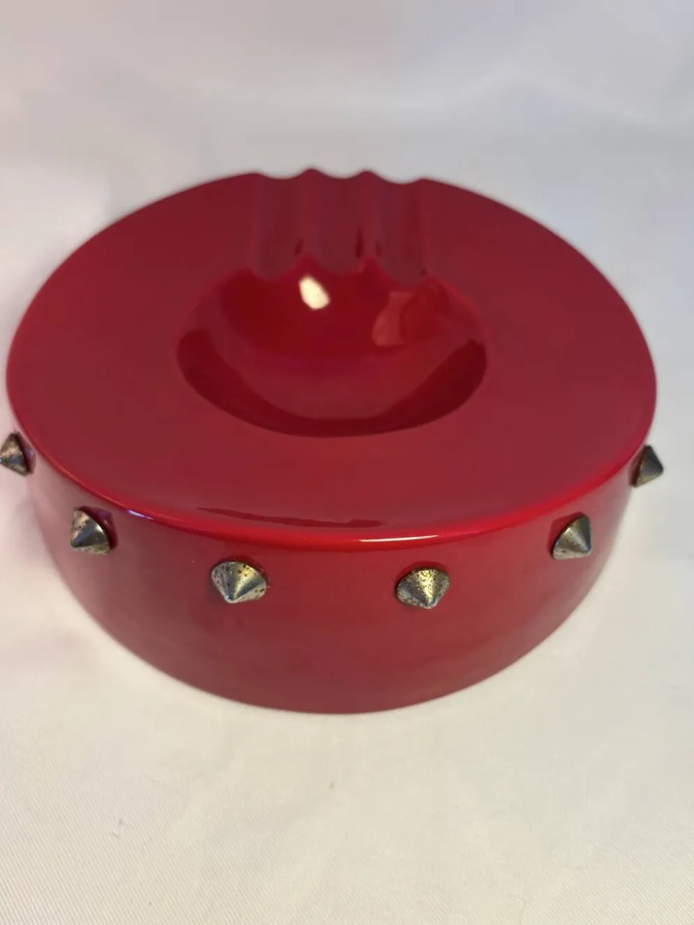 Cendrier vintage rouge laqué à clous métalliques – pièce design et déc