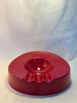 Cendrier vintage rouge laqué à clous métalliques – pièce design et déc