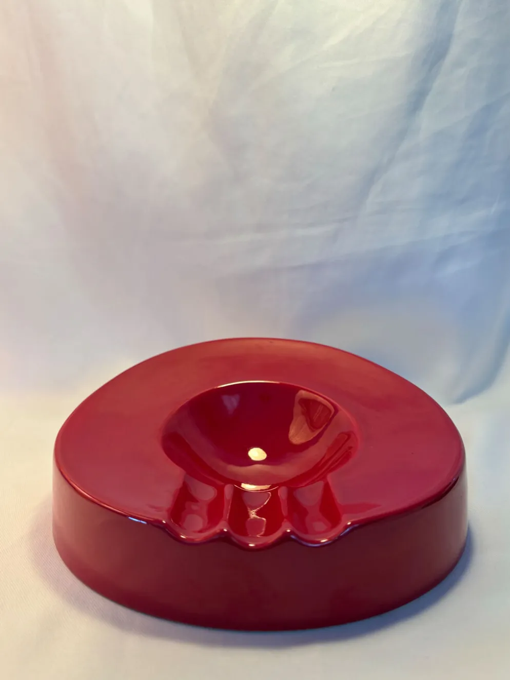 Cendrier vintage rouge laqué à clous métalliques – pièce design et déc