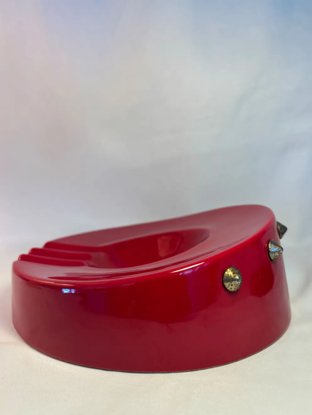 Cendrier vintage rouge laqué à clous métalliques – pièce design et déc