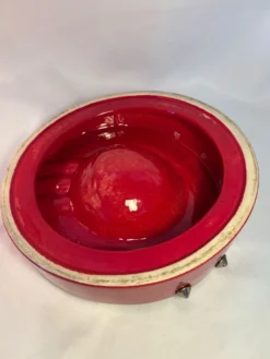 Cendrier vintage rouge laqué à clous métalliques – pièce design et déc