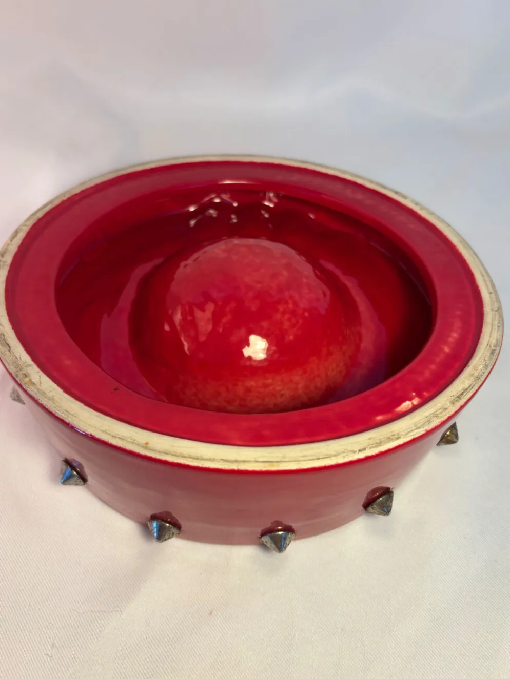 Cendrier vintage rouge laqué à clous métalliques – pièce design et déc