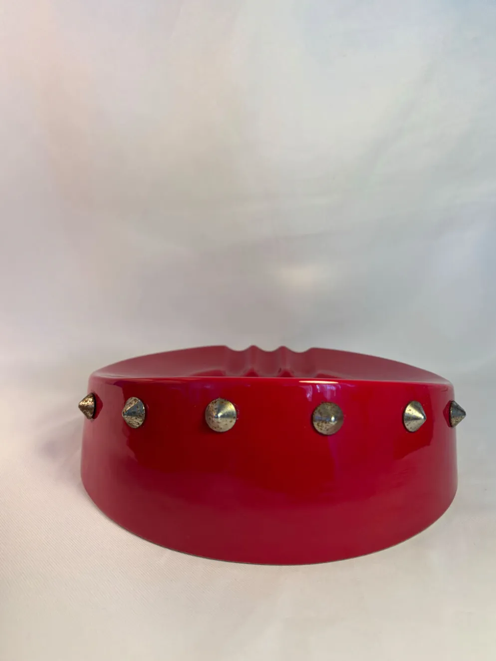 Cendrier vintage rouge laqué à clous métalliques – pièce design et déc