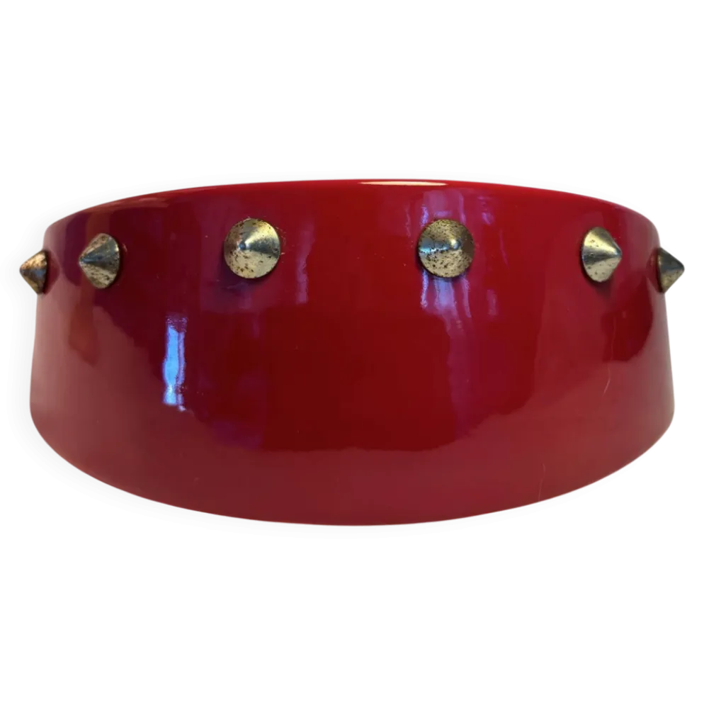 Cendrier vintage rouge laqué à clous métalliques – pièce design et déc