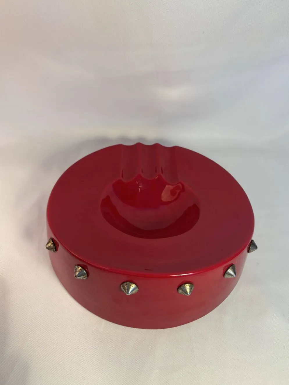 Cendrier vintage rouge laqué à clous métalliques – pièce design et déc