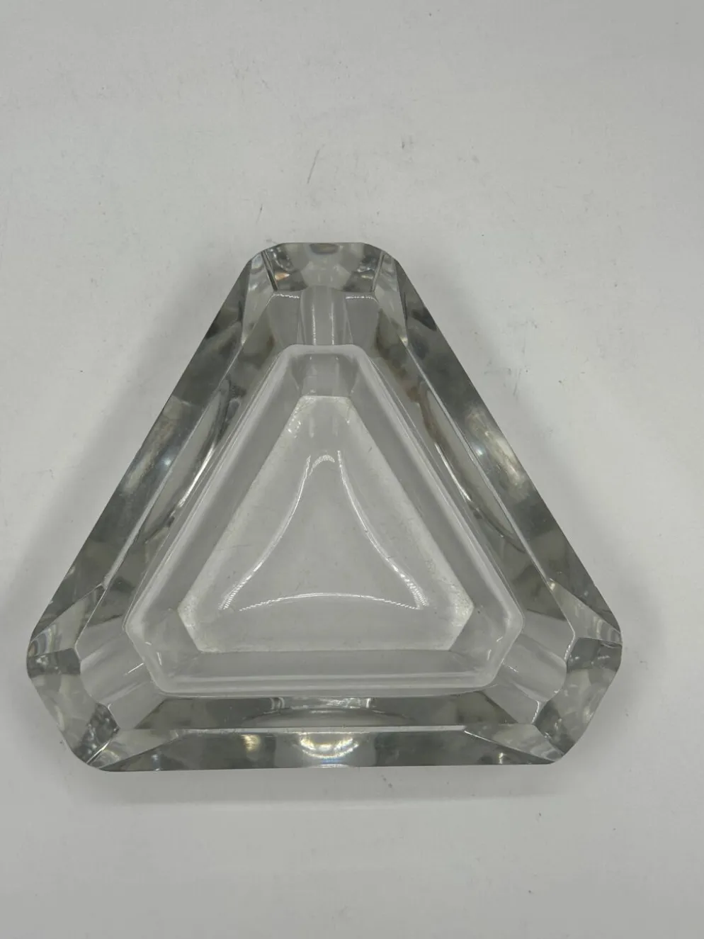 Cendrier vintage triangulaire en verre facetté