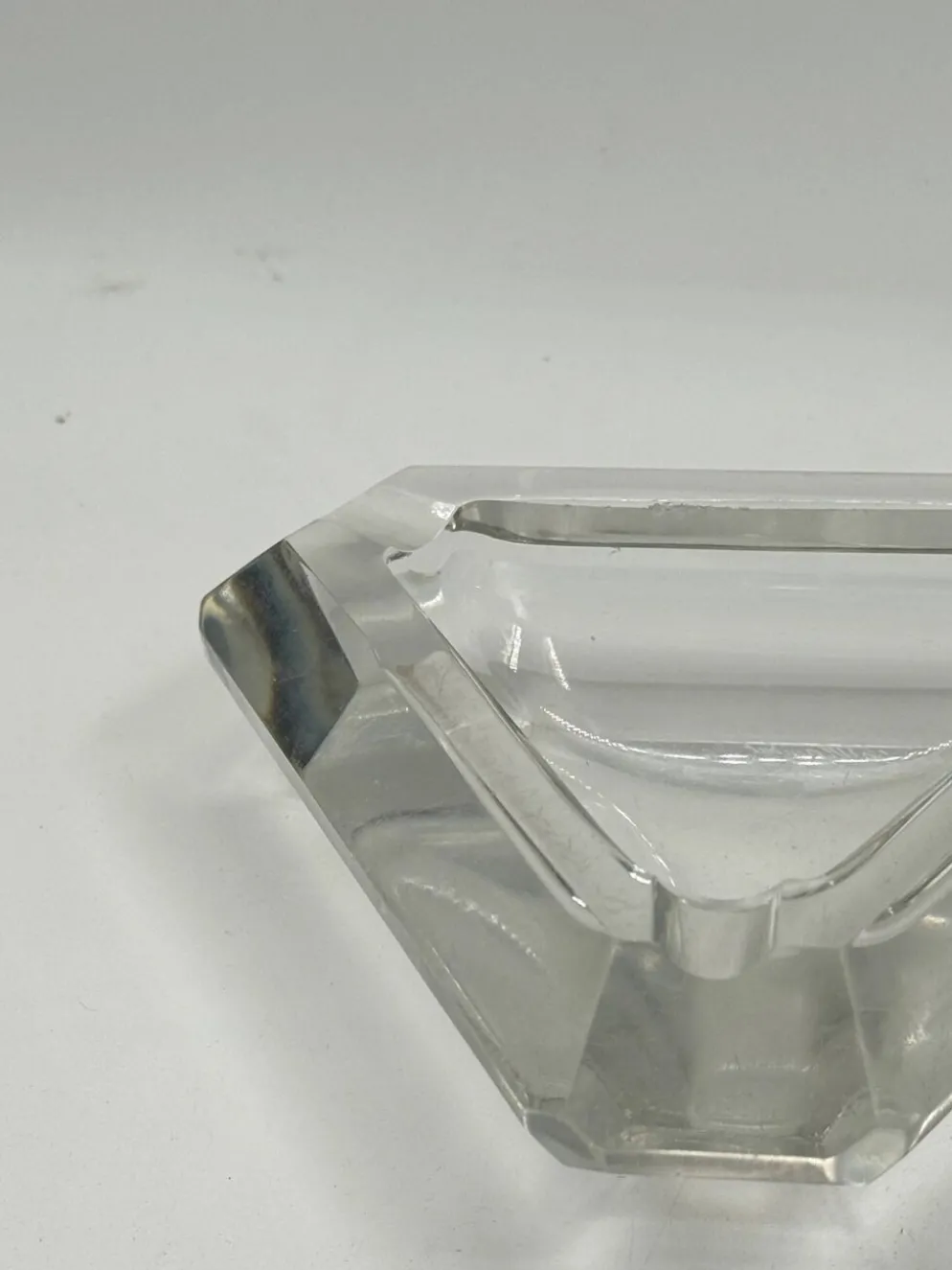 Cendrier vintage triangulaire en verre facetté