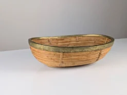 Centre de table ovale en rotin et laiton italien, style mid-century, années 1970.